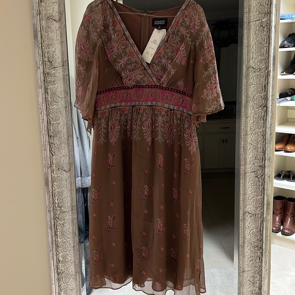 Adrianna Papell size 6 dress. NWT. Never worn. 100% silk lining 100% polyester.